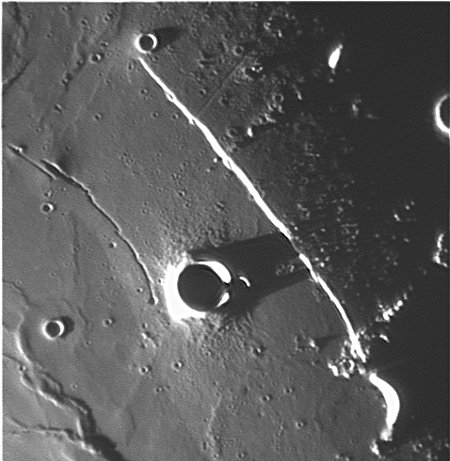 Прямая стена, Rima Birt, кратер Birt. Фотограф Wes Higgins